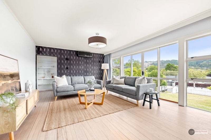 23 Dowling Grove, Silverstream, Upper Hutt - Carousel 2