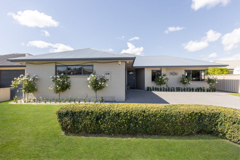 202 Frimley Oaks, Frimley, Hastings - Carousel 17