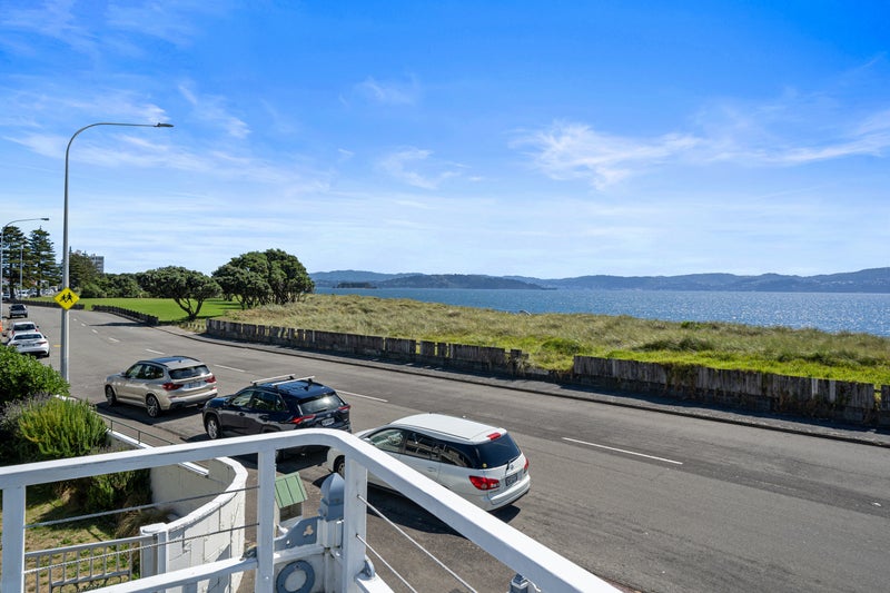 1/9 Marine Parade, Eastbourne, Lower Hutt - Carousel 1