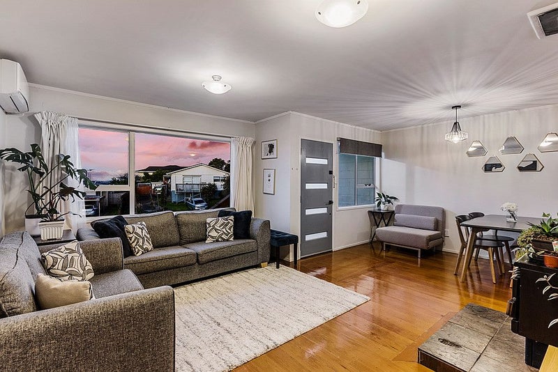 2/2 Flagstaff Place, Massey, Auckland - Carousel 1