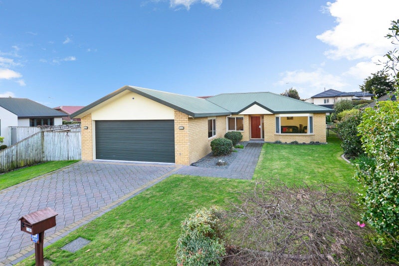 8 Fendalton Drive, Rototuna, Hamilton - Carousel 1