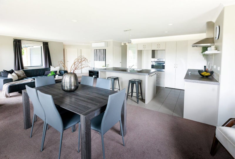 112 St James Drive, Huntington, Hamilton - Carousel 2