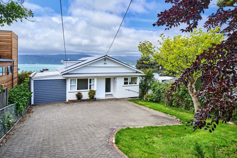 134 Nevay Road, Karaka Bays, Wellington - Carousel 1