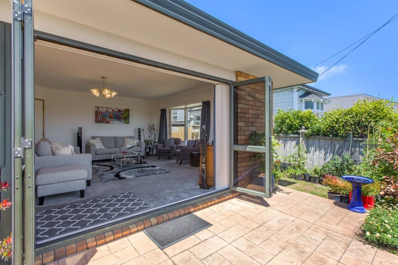 1/18 Karamu Street, Strandon, New Plymouth - Carousel 2