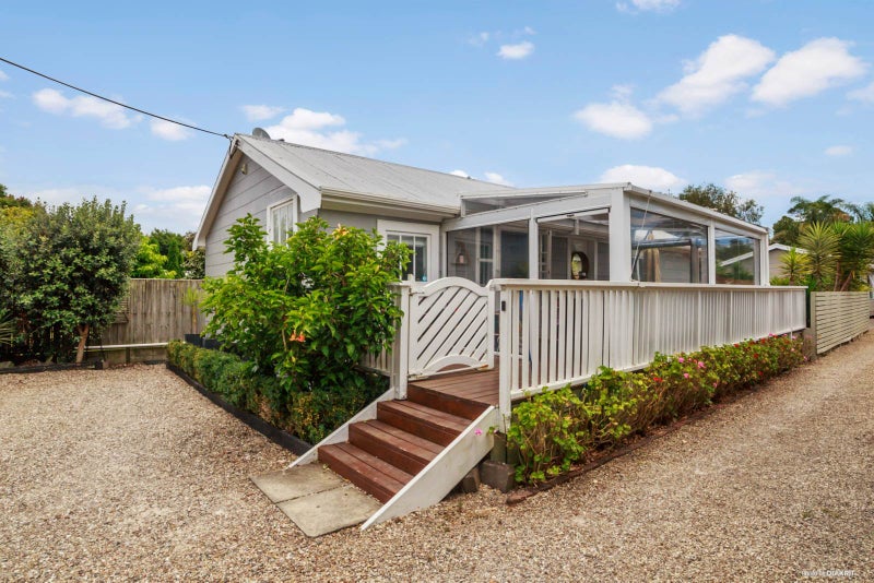 30 Ladies Mile, Manly, Whangaparaoa - Carousel 1