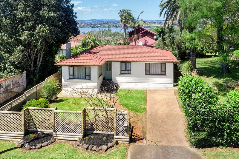 32A Court Crescent, Panmure, Auckland - Carousel 1