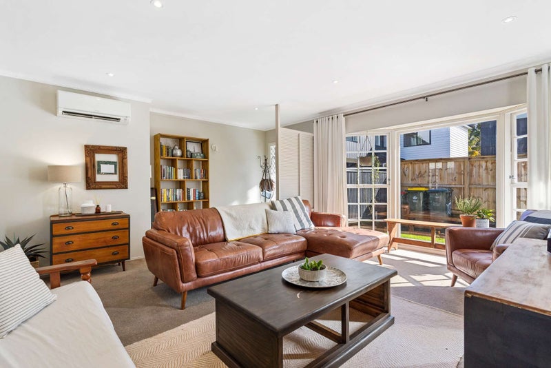 2/4 Jern Place, Eastern Beach, Auckland - Carousel 2