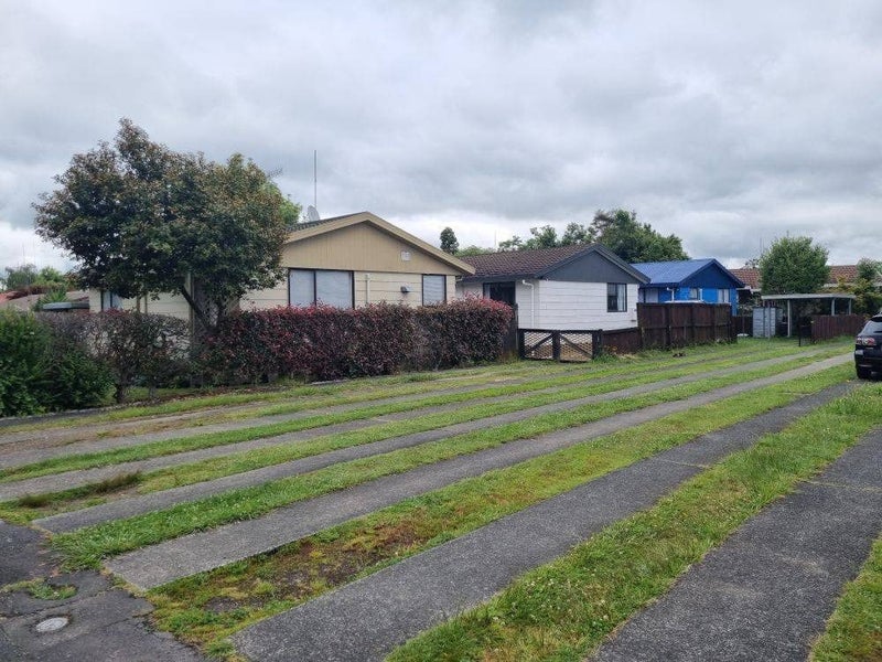 12B Saxbys Road, Glenview, Hamilton - Carousel 1