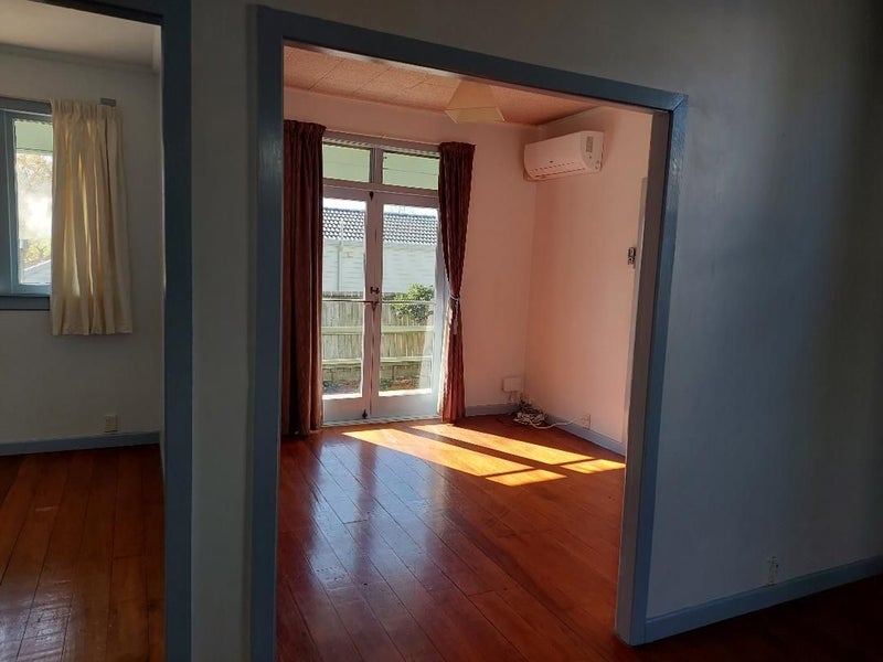 33 Hoskins Avenue, Hillsborough, Auckland - Carousel 2