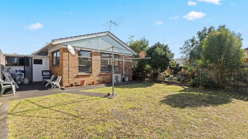 2/5 Norfolk Place, Papatoetoe, Auckland - Carousel 1