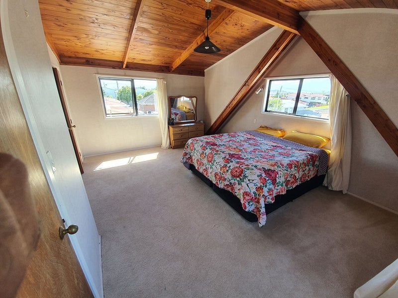 2/1 Bamboo Grove, Kelston, Auckland - Carousel 1