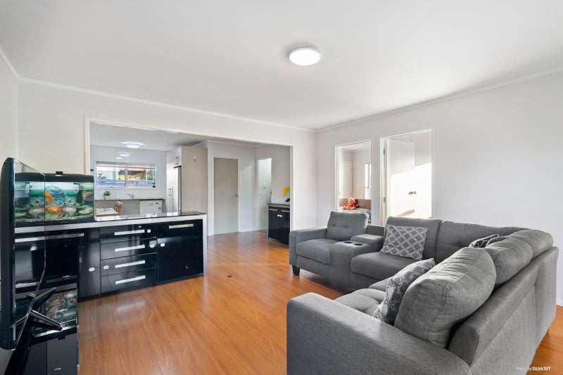 37 Sikkim Crescent, Clover Park, Auckland - Carousel 2