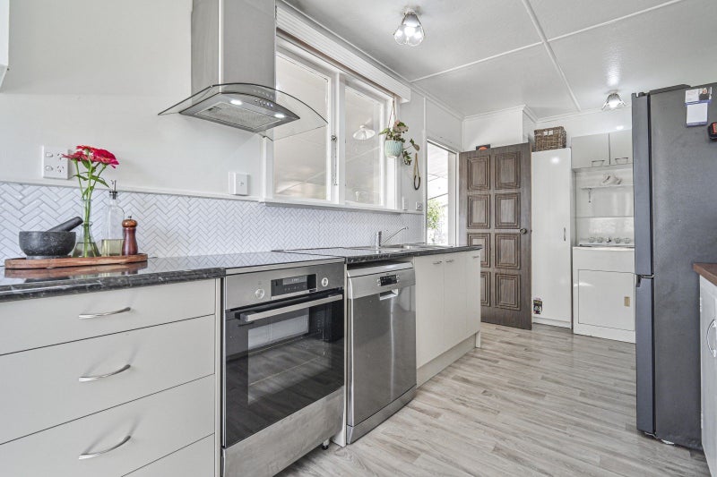 209 Tudor Avenue, Mayfair, Hastings - Carousel 2