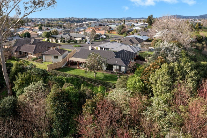 29 Ranfurly Terrace, Pyes Pa, Tauranga - Carousel 1