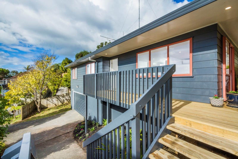 9 Helicon Place, Totara Vale, Auckland - Carousel 2