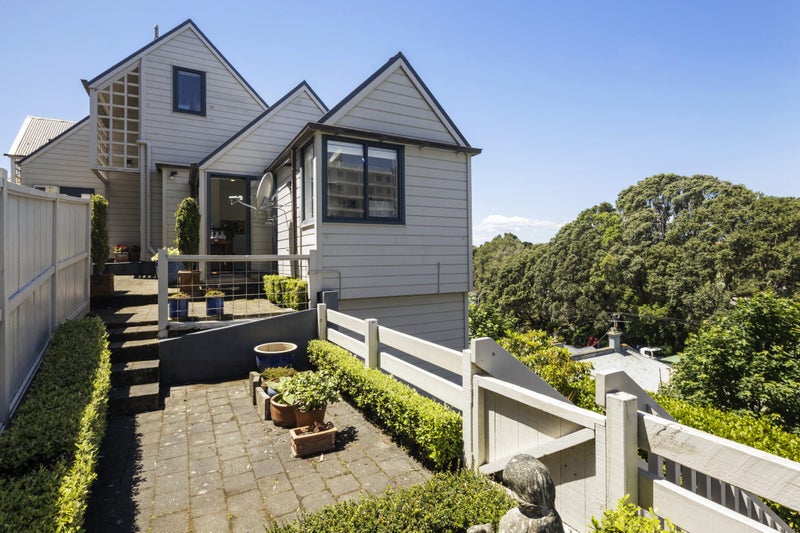 18 Patanga Crescent, Thorndon, Wellington - Carousel 1