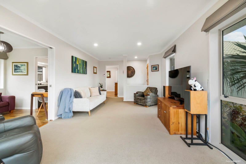 5 Palmcrest Grove, Highland Park, Auckland - Carousel 2