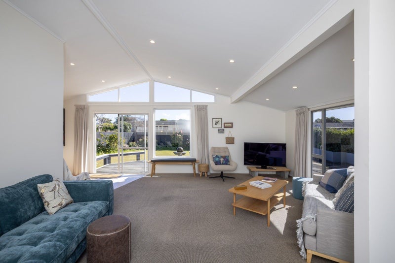 11 Hadfield Place, Paraparaumu Beach, Paraparaumu - Carousel 1