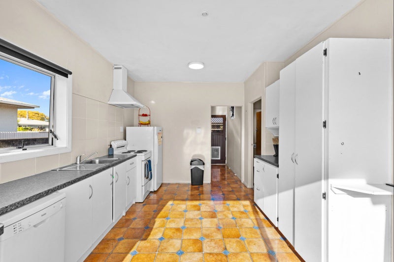 8 Glasgow Street, Takaro, Palmerston North - Carousel 2