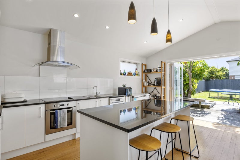 18 Farnborough Crescent, Mangere, Auckland - Carousel 2