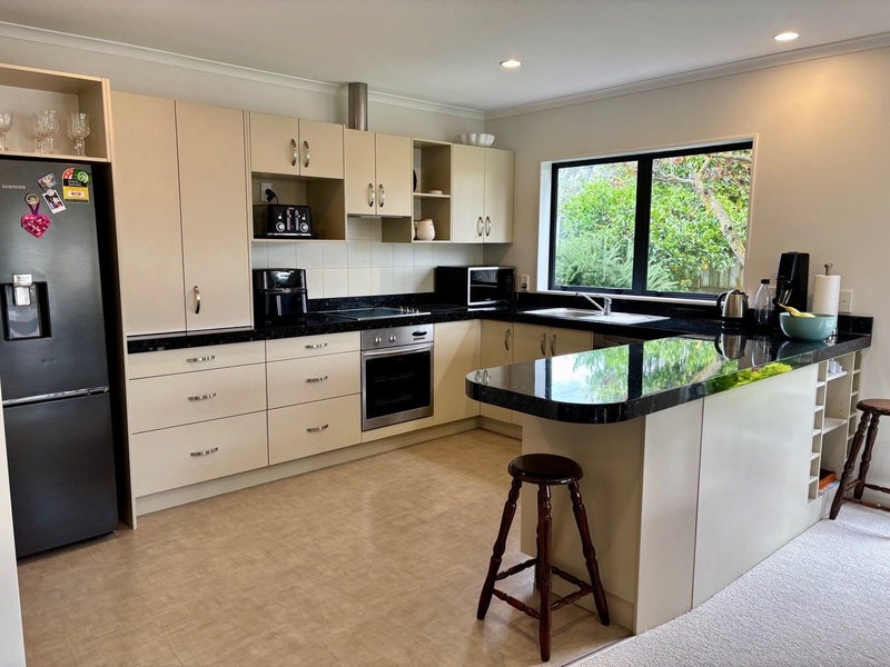 219 Frimley Oaks, Frimley, Hastings - Carousel 2