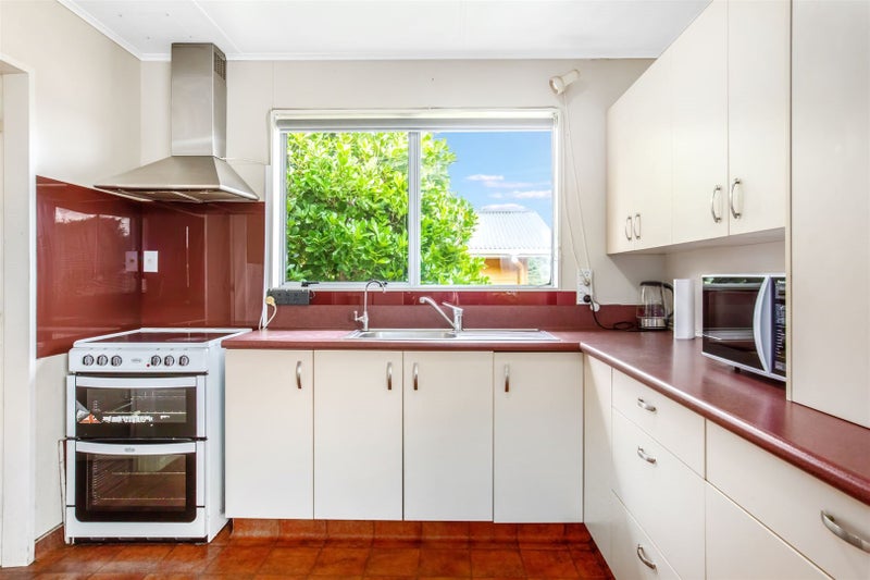 88 Arahura Crescent, Waitangirua, Porirua - Carousel 2