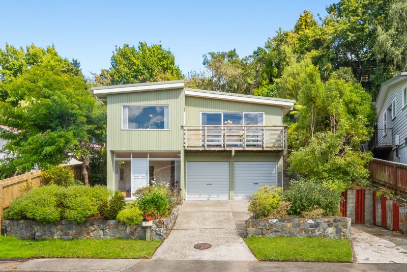 10 Deller Grove, Silverstream, Upper Hutt - Carousel 1