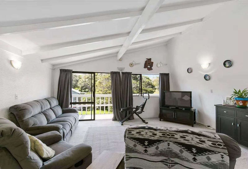 69 Easton Park Parade, Glenfield, Auckland - Carousel 2