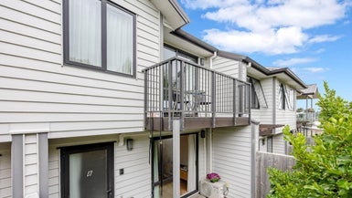 8 Peony Mews, Oteha, Auckland - Carousel 1