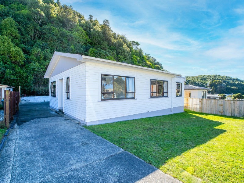 86 Rangituhi Crescent, Takapuwahia, Porirua - Carousel 1