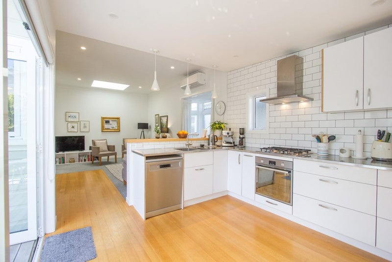 16 Endeavour Street, Lyall Bay, Wellington - Carousel 2