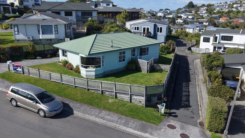 27 Pelorous Street, Paparangi, Wellington - Carousel 1