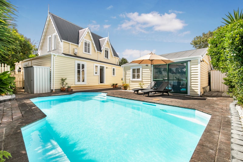 2 Brylee Drive, Conifer Grove, Takanini - Carousel 1