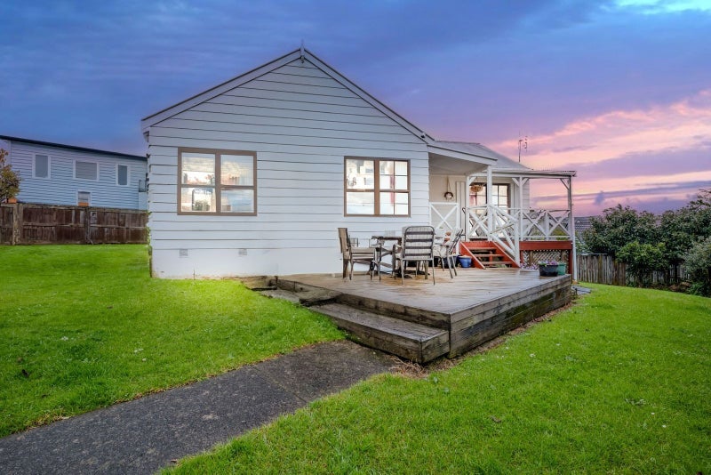 53 Gills Road, Bucklands Beach, Auckland - Carousel 1