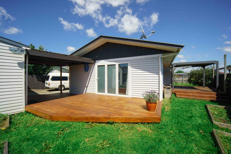 8 Deanwell Avenue, Deanwell, Hamilton - Carousel 1