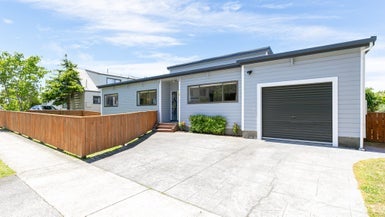 81 Fyvie Avenue, Tawa, Wellington - Carousel 1