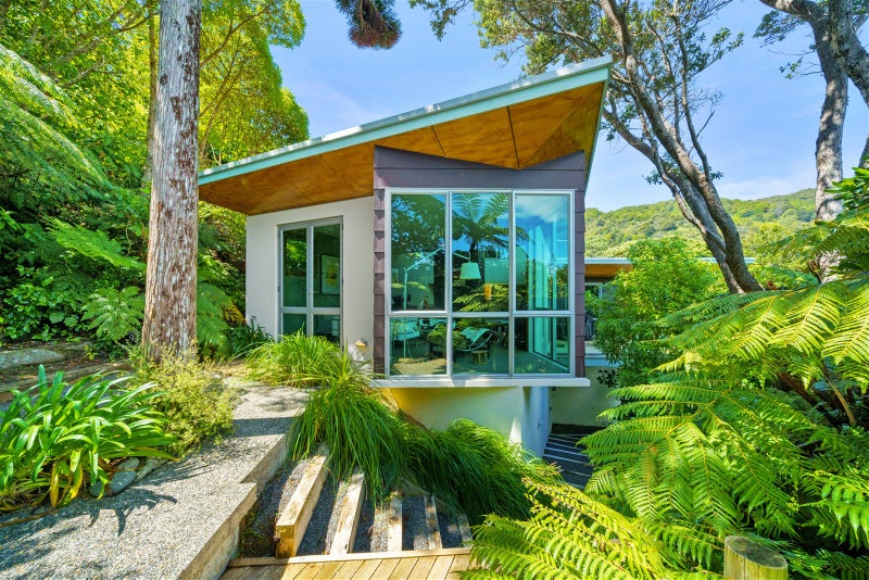 19 Dillon Street, Lowry Bay, Lower Hutt - Carousel 2