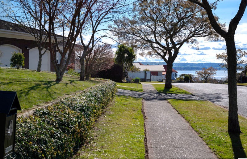 4 Aquarius Drive, Kawaha Point, Rotorua - Carousel 2