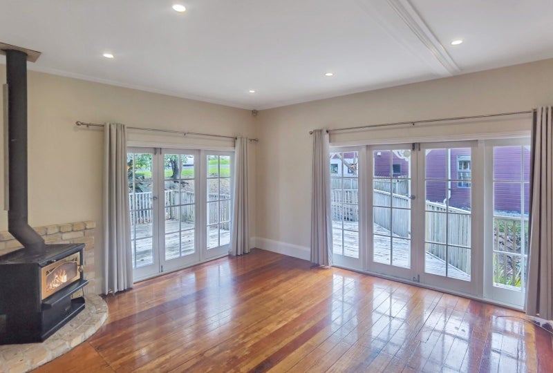 2 Seaview Avenue, Northcote, Auckland - Carousel 1