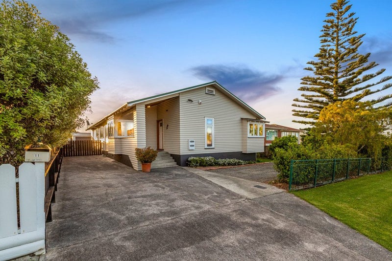 11 Cleve Road, Green Bay, Auckland - Carousel 2