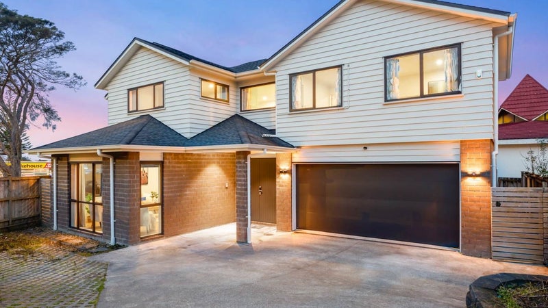 39 Bordeaux Parade, Te Atatu South, Auckland - Carousel 1