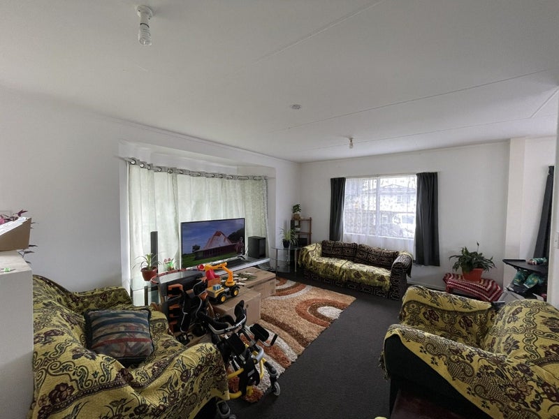 19 Dungarvon Place, Clendon Park, Auckland - Carousel 2