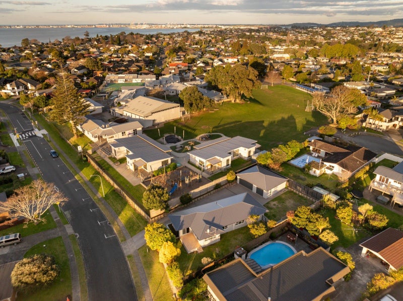 20 Clivedene Street, Matua, Tauranga - Carousel 43