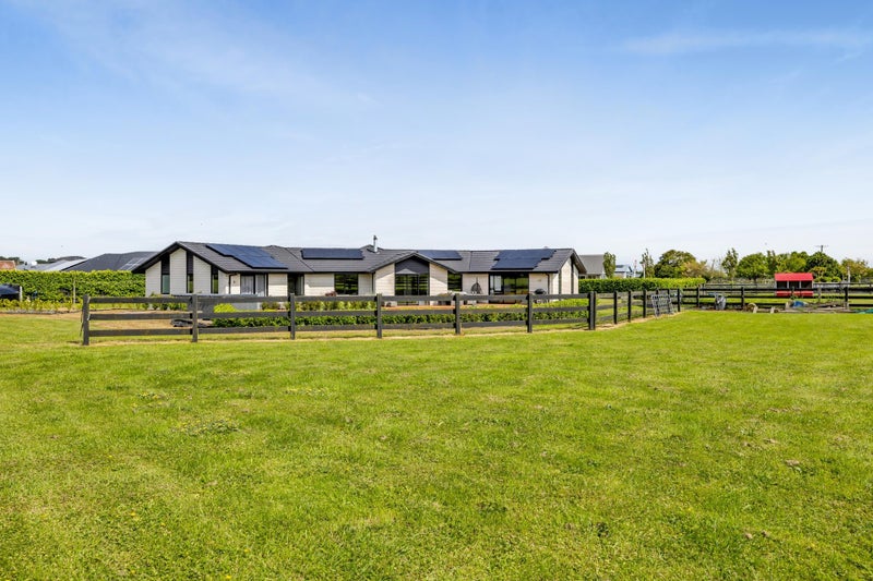 1 Larlin Drive, Hāwera - Carousel 1