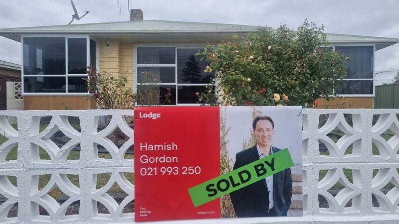 5 Defoe Avenue, Hillcrest, Hamilton - Carousel 1