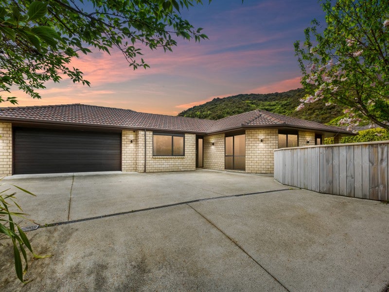 58 King Charles Drive, Kingsley Heights, Upper Hutt - Carousel 1