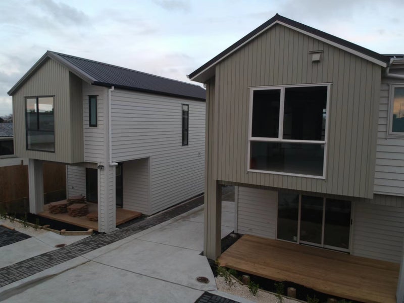 10E Roberts Road, Te Atatu South, Auckland - Carousel 1