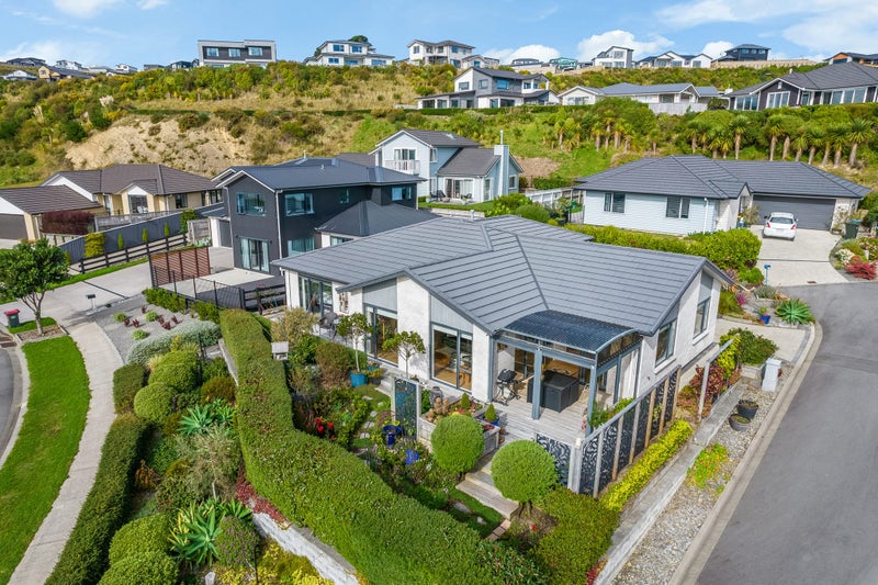 24 Margaret Shields Avenue, Aotea, Porirua - Carousel 1