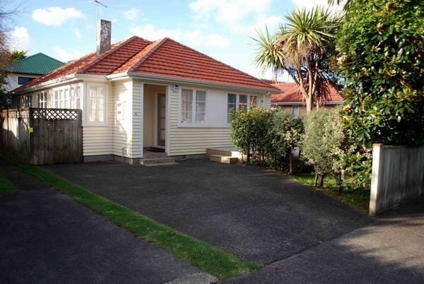 4B Riki Road, Point England, Auckland - Carousel 1