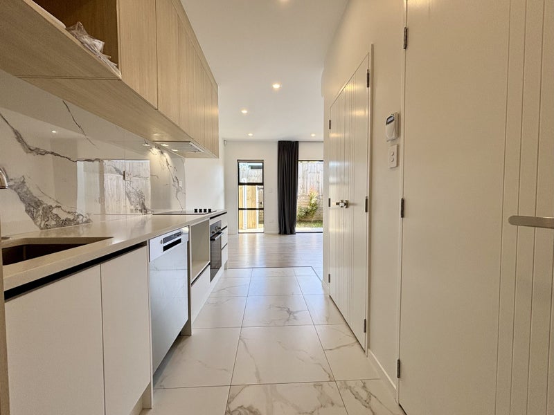 4/25 Abbotleigh Avenue, Te Atatu Peninsula, Auckland - Carousel 1